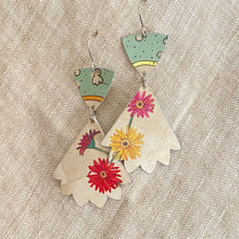 Load image into Gallery viewer, Pinked Edge Gerber Daisy Earrings