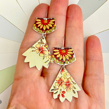 Load image into Gallery viewer, Creamy Pinked Edge Blossom Earrings