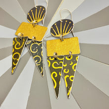 Load image into Gallery viewer, Golden Midnight Venus Earrings