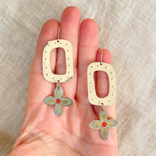Load image into Gallery viewer, Mod Ecru &amp; Flowers Tin Earrings