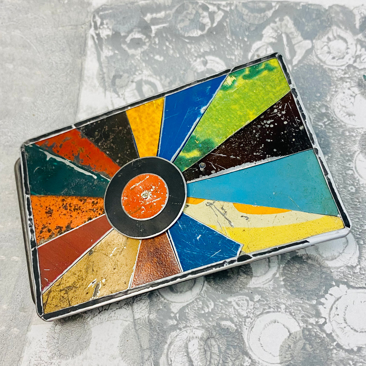 Retro Mod Starburst Tin Belt Buckle – adaptive reuse jewelry